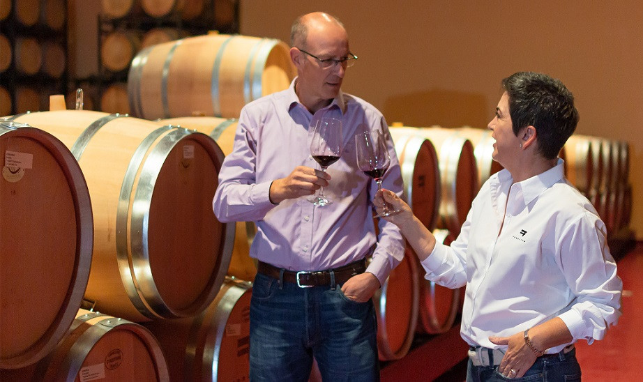 9_ Ferratus_EMMANUEL Y MARIA LUISA_1.jpg Parte fundamental del equipo FERRATUS es Emmanuel Ivars, enólogo, francés de nacimiento, y apasionado por su profesión. “Desde el terroir y el trabajo meticuloso del viñedo, busco resaltar la tipicidad y la gran capacidad de envejecimiento de la tempranillo, para obtener grandes vinos tintos con estructura, elegancia, profundidad y largo recorrido”